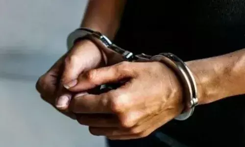 കോളജ് വിദ്യാര്‍ഥിനിക്കു നേരെ ആസിഡ് ആക്രമണം നടത്തിയെന്ന പരാതി വ്യാജം; യുവാവിനെ കള്ളക്കേസില്‍ കുടുക്കാന്‍ നടത്തിയ നാടകം: പെണ്‍കുട്ടിയുടെ പിതാവിനെ അറസ്റ്റ് ചെയ്ത് പോലിസ്