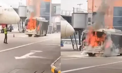ഡല്‍ഹി വിമാനത്താവളത്തില്‍ എയര്‍ ഇന്ത്യയുടെ ട്രാന്‍സിറ്റ് ബസിന് തീപിടിച്ചു; മീറ്ററുകള്‍ മാത്രം അകലെ വിമാനം;  ആളപായമില്ല; ദൃശ്യങ്ങള്‍ പുറത്ത്