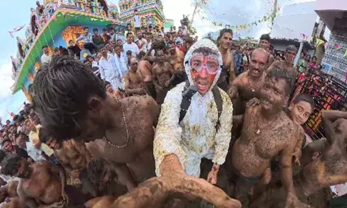 പരസ്‌പരം ചാണകം വാരി എറിഞ്ഞ് മുഴുവൻ ആഘോഷം; ചിലർ മുഖത്തും ശരീരത്തും ഒരുപോലെ തേച്ചുപിടിപ്പിക്കുന്ന കാഴ്ച; വീഡിയോ പങ്കുവച്ച് യുഎസ് പൗരൻ; സോഷ്യൽ മീഡിയയിൽ പൊരിഞ്ഞ ചർച്ച