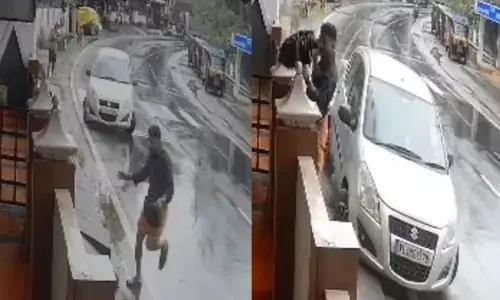 കാര്‍ നിയന്ത്രണംവിട്ട് നടപ്പാതയിലേക്ക് ഇടിച്ചുകയറി; കാല്‍നടയാത്രക്കാരന്‍ രക്ഷപ്പെട്ടത് തലനാരിഴയ്ക്ക്