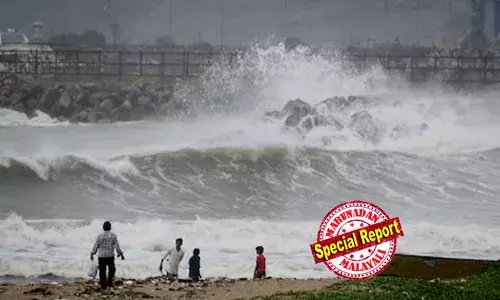 മോന്‍താ ചുഴലിക്കാറ്റ്  ആന്ധ്രാ തീരം തൊട്ടു; മണിക്കൂറില്‍ 100 കിലോമീറ്റര്‍ വേഗം; തീരപ്രദേശങ്ങളില്‍ അതിശക്തമായ മഴ; ജനങ്ങളെ ഒഴിപ്പിച്ചു; രാത്രിയാത്ര നിരോധനം;  61 ട്രെയിനുകള്‍ റദ്ദാക്കി; ജാഗ്രത നിര്‍ദേശം