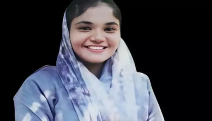 കോളേജ് വിട്ട് കൂട്ടുകാരോടൊപ്പം നടന്ന് പോകുന്നതിനിടെ വിദ്യാര്ത്ഥിനി കുഴഞ്ഞ് വീണ് മരിച്ചു; ദേഹാസ്വസ്ഥ്യം അനുഭവപ്പെട്ട് കുഴഞ്ഞ് വീണത് 23കാരി കോളേജ് വിട്ട് കൂട്ടുകാരോടൊപ്പം നടന്ന് പോകുന്നതിനിടെ വിദ്യാര്ത്ഥിനി കുഴഞ്ഞ് വീണ് മരിച്ചു; ദേഹാസ്വസ്ഥ്യം അനുഭവപ്പെട്ട് കുഴഞ്ഞ് വീണത് 23കാരി