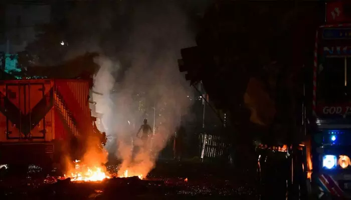 ചങ്ങനാശേരിയില് എംസി റോഡില് വാഹനാപകടം;  മീന് വണ്ടി തടിലോറിയില് ഇടിച്ചു കയറി ഒരാള്ക്ക് പരിക്ക്: വന് ദുരന്തം ഒഴിവായത് തലനാരിഴയ്ക്ക് ചങ്ങനാശേരിയില് എംസി റോഡില് വാഹനാപകടം;  മീന് വണ്ടി തടിലോറിയില് ഇടിച്ചു കയറി ഒരാള്ക്ക് പരിക്ക്: വന് ദുരന്തം ഒഴിവായത് തലനാരിഴയ്ക്ക്