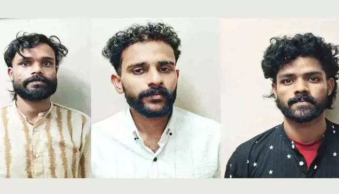 വാടകയ്ക്കെടുത്ത കാറില്നിന്ന് എംഡിഎംഎ പിടികൂടിയെന്ന് പറഞ്ഞ് കാറുടമയില്നിന്ന് പണംതട്ടി; പ്രതികള് അറസ്റ്റില് വാടകയ്ക്കെടുത്ത കാറില്നിന്ന് എംഡിഎംഎ പിടികൂടിയെന്ന് പറഞ്ഞ് കാറുടമയില്നിന്ന് പണംതട്ടി; പ്രതികള് അറസ്റ്റില്