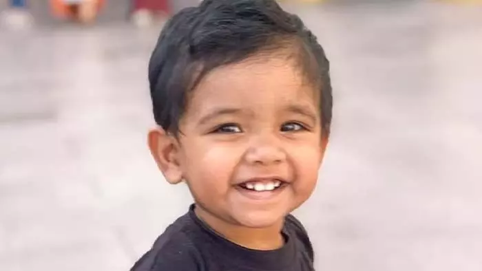 മുത്തശ്ശന്റെ കൈ വിട്ട് വെളിയിലേക്ക് ഓടി; ചവറയില് നാലര വയസുകാരന് വെള്ളക്കെട്ടില് വീണു മരിച്ച നിലയില്; ദാരുണാന്ത്യം യുകെയിലെ ദമ്പതികളുടെ മകന് മുത്തശ്ശന്റെ കൈ വിട്ട് വെളിയിലേക്ക് ഓടി; ചവറയില് നാലര വയസുകാരന് വെള്ളക്കെട്ടില് വീണു മരിച്ച നിലയില്; ദാരുണാന്ത്യം യുകെയിലെ ദമ്പതികളുടെ മകന്