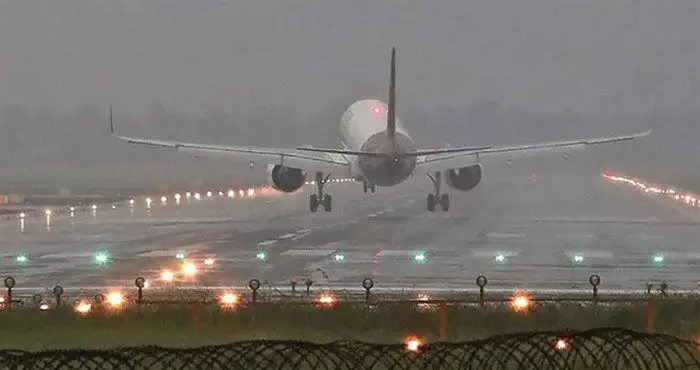 ശ്രീപത്മനാഭന് കടന്നു പോകണം; തിരുവനന്തപുരം വിമാനത്താവളത്തിന്റെ റണ്വേ വ്യാഴാഴ്ച അഞ്ച് മണിക്കൂര് അടച്ചിടും; വൈകിട്ട് നാലു മുതല് രാത്രി ഒമ്പതുവരെ അദാനി എയര്പോര്ട്ടില് പറക്കലും ഇറങ്ങലും ഇല്ല ശ്രീപത്മനാഭന് കടന്നു പോകണം; തിരുവനന്തപുരം വിമാനത്താവളത്തിന്റെ റണ്വേ വ്യാഴാഴ്ച അഞ്ച് മണിക്കൂര് അടച്ചിടും; വൈകിട്ട് നാലു മുതല് രാത്രി ഒമ്പതുവരെ അദാനി എയര്പോര്ട്ടില് പറക്കലും ഇറങ്ങലും ഇല്ല