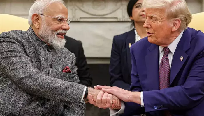 മോദി ഏറ്റവും സുന്ദരനായ വ്യക്തി, പക്ഷേ അദ്ദേഹം കുറച്ചുകടുപ്പക്കാരനുമാണ്; അപ്പെക് ഉച്ചകോടിക്കിടെ പ്രധാനമന്ത്രിയെ പുകഴ്ത്തി ട്രംപ്; ഇന്ത്യ-യുഎസ് വ്യാപാര കരാര് ഉടന് ഒപ്പുവയ്ക്കുമെന്ന് സൂചന; ഇന്ത്യ-പാക്കിസ്ഥാന് ആണവയുദ്ധം താന് ഇടപെട്ടാണ് തടഞ്ഞതെന്നും ആവര്ത്തിച്ച് യുഎസ് പ്രസിഡന്റ് മോദി ഏറ്റവും സുന്ദരനായ വ്യക്തി, പക്ഷേ അദ്ദേഹം കുറച്ചുകടുപ്പക്കാരനുമാണ്; അപ്പെക് ഉച്ചകോടിക്കിടെ പ്രധാനമന്ത്രിയെ പുകഴ്ത്തി ട്രംപ്; ഇന്ത്യ-യുഎസ് വ്യാപാര കരാര് ഉടന് ഒപ്പുവയ്ക്കുമെന്ന് സൂചന; ഇന്ത്യ-പാക്കിസ്ഥാന് ആണവയുദ്ധം താന് ഇടപെട്ടാണ് തടഞ്ഞതെന്നും ആവര്ത്തിച്ച് യുഎസ് പ്രസിഡന്റ്