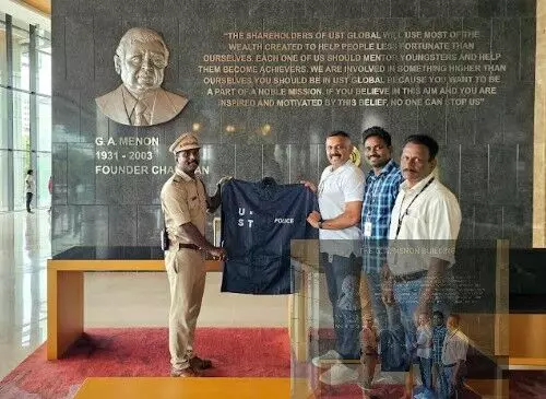 തിരുവനന്തപുരം സിറ്റി പോലീസ്, അഗ്നിശമന സേനാംഗങ്ങള്ക്ക് റെയിന് കോട്ടുകള് സംഭാവന ചെയ്ത് യു എസ് ടി തിരുവനന്തപുരം സിറ്റി പോലീസ്, അഗ്നിശമന സേനാംഗങ്ങള്ക്ക് റെയിന് കോട്ടുകള് സംഭാവന ചെയ്ത് യു എസ് ടി