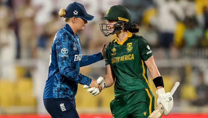 തകർപ്പൻ സെഞ്ചുറിയുമായി ലോറ വോള്‍വാര്‍ഡ്; തുടർച്ചയായ മൂന്നാം ഫൈനൽ ലക്ഷ്യമിട്ടിറങ്ങിയ ഇംഗ്ലണ്ടിന് മുന്നിൽ റൺ മല; അക്കൗണ്ട് തുറക്കാനാകാതെ കൂടാരത്തിലെത്തിയത് മൂന്ന് ബാറ്റർമാർ; ഏകദിന ലോകകപ്പിൽ ആദ്യ ഫൈനൽ സ്വപ്നം കണ്ട് ദക്ഷണാഫ്രിക്കൻ വനിതകൾ