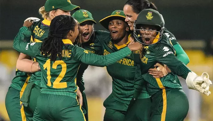 ലീഗ് മത്സരത്തിലെ തോല്വിക്ക് മധുര പ്രതികാരം ! ഇംഗ്ലണ്ടിന്റെ ഫൈനല് മോഹങ്ങള്ക്ക് തടയിട്ട് ദക്ഷിണാഫ്രിക്കന് കുതിപ്പ്; വനിത ഏകദിന ലോകകപ്പിലെ ആദ്യ ഫൈനലിസ്റ്റായി ദക്ഷിണാഫ്രിക്ക; ഇംഗ്ലണ്ടിനെ വീഴ്ത്തിയത് 125 റണ്സിന് ലീഗ് മത്സരത്തിലെ തോല്വിക്ക് മധുര പ്രതികാരം ! ഇംഗ്ലണ്ടിന്റെ ഫൈനല് മോഹങ്ങള്ക്ക് തടയിട്ട് ദക്ഷിണാഫ്രിക്കന് കുതിപ്പ്; വനിത ഏകദിന ലോകകപ്പിലെ ആദ്യ ഫൈനലിസ്റ്റായി ദക്ഷിണാഫ്രിക്ക; ഇംഗ്ലണ്ടിനെ വീഴ്ത്തിയത് 125 റണ്സിന്