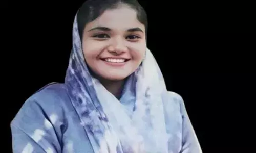 കോളേജ് വിട്ട് കൂട്ടുകാരോടൊപ്പം നടന്ന് പോകുന്നതിനിടെ വിദ്യാര്‍ത്ഥിനി കുഴഞ്ഞ് വീണ് മരിച്ചു; ദേഹാസ്വസ്ഥ്യം അനുഭവപ്പെട്ട് കുഴഞ്ഞ് വീണത് 23കാരി