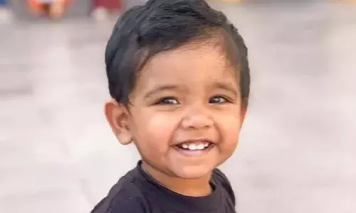 മുത്തശ്ശന്റെ കൈ വിട്ട് വെളിയിലേക്ക് ഓടി; ചവറയില്‍ നാലര വയസുകാരന്‍ വെള്ളക്കെട്ടില്‍ വീണു മരിച്ച നിലയില്‍; ദാരുണാന്ത്യം യുകെയിലെ ദമ്പതികളുടെ മകന്