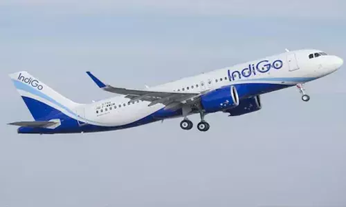 വിമാനത്തില്‍ കയറി സീറ്റില്‍ ഇരുന്ന ശേഷം സാങ്കേതിക കാരണം പറഞ്ഞ് യാത്ര വിലക്കി; പകരം അന്നത്തെ മറ്റൊരു വിമാനത്തില്‍ തുടര്‍യാത്രയ്ക്ക് സൗകര്യം ഒരുക്കിയില്ല;  ഇന്‍ഡിഗോക്ക് 1.22 ലക്ഷം രൂപ പിഴ ചുമത്തി ഉപഭോക്തൃ കോടതി