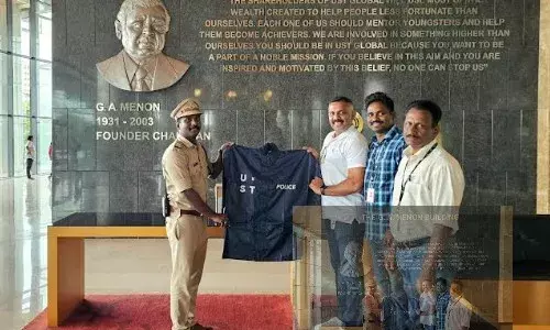 തിരുവനന്തപുരം സിറ്റി പോലീസ്, അഗ്നിശമന സേനാംഗങ്ങള്ക്ക് റെയിന് കോട്ടുകള് സംഭാവന ചെയ്ത് യു എസ് ടി തിരുവനന്തപുരം സിറ്റി പോലീസ്, അഗ്നിശമന സേനാംഗങ്ങള്ക്ക് റെയിന് കോട്ടുകള് സംഭാവന ചെയ്ത് യു എസ് ടി