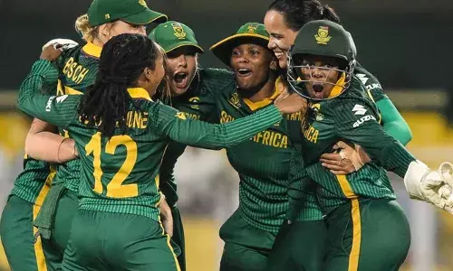 ലീഗ് മത്സരത്തിലെ തോല്‍വിക്ക് മധുര പ്രതികാരം ! ഇംഗ്ലണ്ടിന്റെ ഫൈനല്‍ മോഹങ്ങള്‍ക്ക് തടയിട്ട് ദക്ഷിണാഫ്രിക്കന്‍ കുതിപ്പ്; വനിത ഏകദിന ലോകകപ്പിലെ ആദ്യ ഫൈനലിസ്റ്റായി ദക്ഷിണാഫ്രിക്ക; ഇംഗ്ലണ്ടിനെ വീഴ്ത്തിയത് 125 റണ്‍സിന്