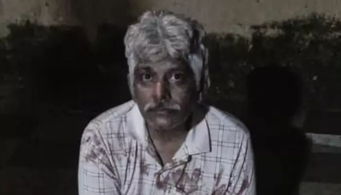 മദ്യം കഴിച്ചുകൊണ്ടിരിക്കെ കുപ്പി തറയില് വീണ് പൊട്ടി; ചോദ്യം ചെയ്ത അമ്മയെ കുപ്പിച്ചില്ലുകൊണ്ട് കഴുത്തറുത്ത് കൊന്ന് മകന്; പ്രതിയെ പോലീസ് പിടികൂടി മദ്യം കഴിച്ചുകൊണ്ടിരിക്കെ കുപ്പി തറയില് വീണ് പൊട്ടി; ചോദ്യം ചെയ്ത അമ്മയെ കുപ്പിച്ചില്ലുകൊണ്ട് കഴുത്തറുത്ത് കൊന്ന് മകന്; പ്രതിയെ പോലീസ് പിടികൂടി