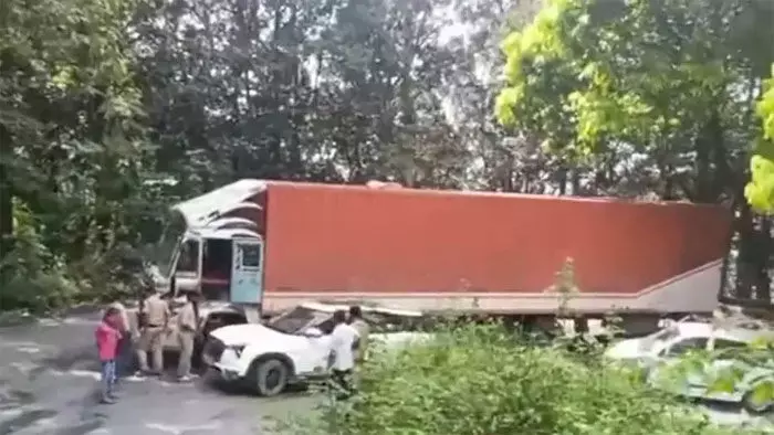 എട്ടാംവളവില് കണ്ടെയ്നര് ലോറി കുടിങ്ങി; വയനാട് ചുരത്തില് ഗതാഗത നിയന്ത്രണം എട്ടാംവളവില് കണ്ടെയ്നര് ലോറി കുടിങ്ങി; വയനാട് ചുരത്തില് ഗതാഗത നിയന്ത്രണം