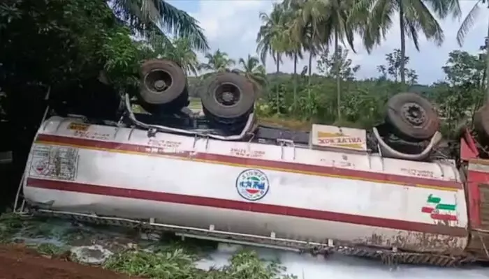 പാലക്കാട് കുത്തനൂരില്‍ മറിഞ്ഞ ടാങ്കര്‍ ലോറിയില്‍ നിന്ന് രാസവസ്തു ചോരുന്നു; പ്രദേശത്തെ ജനങ്ങള്‍ക്ക് ജാഗ്രത നിര്‍ദേശം