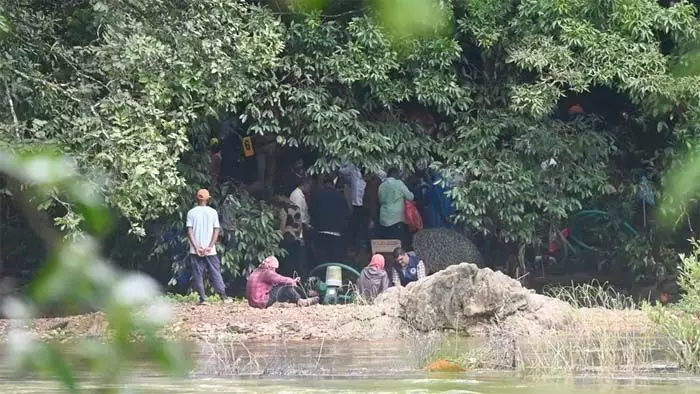 ധര്മ്മസ്ഥല കേസില് വഴിത്തിരിവ്; എഫ്ഐആര് റദ്ദാക്കണമെന്നാവശ്യപ്പെട്ട് ഹൈക്കോടതിയെ സമീപിച്ചു പരാതിക്കാര് ധര്മ്മസ്ഥല കേസില് വഴിത്തിരിവ്; എഫ്ഐആര് റദ്ദാക്കണമെന്നാവശ്യപ്പെട്ട് ഹൈക്കോടതിയെ സമീപിച്ചു പരാതിക്കാര്