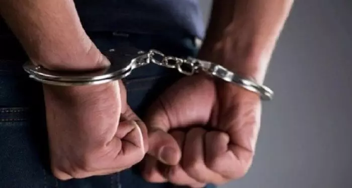 അമ്മയെ അസഭ്യം പറഞ്ഞ അയൽവാസിയെ കമ്പിവടികൊണ്ട് തലയ്ക്കടിച്ച് കൊന്നു; പിന്നാലെ പോലീസിൽ വിവരം അറിയിച്ചു; 26കാരൻ അറസ്റ്റിൽ അമ്മയെ അസഭ്യം പറഞ്ഞ അയൽവാസിയെ കമ്പിവടികൊണ്ട് തലയ്ക്കടിച്ച് കൊന്നു; പിന്നാലെ പോലീസിൽ വിവരം അറിയിച്ചു; 26കാരൻ അറസ്റ്റിൽ