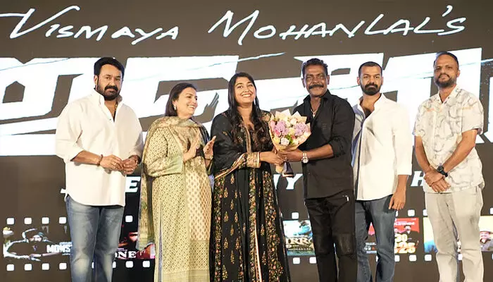 അയാള് വിളിച്ച് ചാന്സ് തന്നാല് ഒന്നുമിന്നിമറഞ്ഞിട്ട് പോവും;  മകള് നായികയാവുന്ന ചിത്രത്തില് അഭിനയിക്കുമോ എന്ന ചോദ്യത്തിന് മറുപടിയുമായി മോഹന്ലാല്;  ചിത്രത്തില് പ്രധാന വേഷത്തില് ആന്റണി പെരുമ്പാവൂരിന്റെ മകനും അയാള് വിളിച്ച് ചാന്സ് തന്നാല് ഒന്നുമിന്നിമറഞ്ഞിട്ട് പോവും;  മകള് നായികയാവുന്ന ചിത്രത്തില് അഭിനയിക്കുമോ എന്ന ചോദ്യത്തിന് മറുപടിയുമായി മോഹന്ലാല്;  ചിത്രത്തില് പ്രധാന വേഷത്തില് ആന്റണി പെരുമ്പാവൂരിന്റെ മകനും