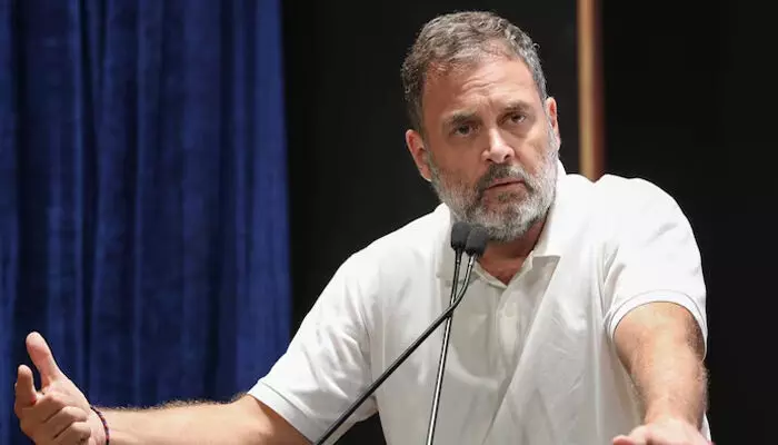 നിതീഷ് കുമാറിനെ നിയന്ത്രിക്കുന്ന റിമോട്ട് കൺട്രോൾ നരേന്ദ്ര മോദിയുടെ കയ്യിൽ; ബട്ടൺ അമർത്തിയാൽ ബിഹാർ മുഖ്യമന്ത്രി പ്രവർത്തിക്കും; രൂക്ഷ വിമർശനവുമായി രാഹുൽ ഗാന്ധി നിതീഷ് കുമാറിനെ നിയന്ത്രിക്കുന്ന റിമോട്ട് കൺട്രോൾ നരേന്ദ്ര മോദിയുടെ കയ്യിൽ; ബട്ടൺ അമർത്തിയാൽ ബിഹാർ മുഖ്യമന്ത്രി പ്രവർത്തിക്കും; രൂക്ഷ വിമർശനവുമായി രാഹുൽ ഗാന്ധി