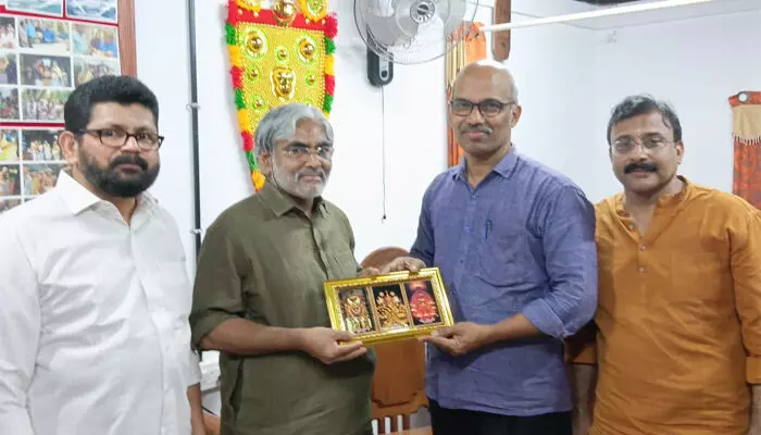 മമ്മൂട്ടിക്ക് വേണ്ടി തളിപ്പറമ്പ് രാജരാജേശ്വര ക്ഷേത്രത്തില് പൊന്നിന്കുടം വഴിപാട്; ഉത്രം നക്ഷത്രത്തില് ആയുരാരോഗ്യസൗഖ്യത്തിനായി വഴിപാട് നടത്തിയത് ആര് എസ് എസ് നേതാവ് എ.ജയകുമാര് മമ്മൂട്ടിക്ക് വേണ്ടി തളിപ്പറമ്പ് രാജരാജേശ്വര ക്ഷേത്രത്തില് പൊന്നിന്കുടം വഴിപാട്; ഉത്രം നക്ഷത്രത്തില് ആയുരാരോഗ്യസൗഖ്യത്തിനായി വഴിപാട് നടത്തിയത് ആര് എസ് എസ് നേതാവ് എ.ജയകുമാര്