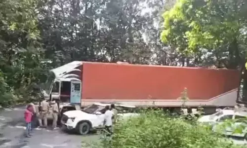 എട്ടാംവളവില്‍ കണ്ടെയ്‌നര്‍ ലോറി കുടിങ്ങി; വയനാട് ചുരത്തില്‍ ഗതാഗത നിയന്ത്രണം