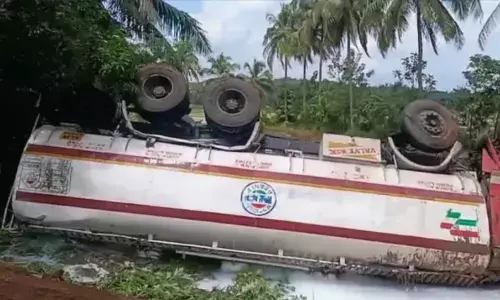 പാലക്കാട് കുത്തനൂരില്‍ മറിഞ്ഞ ടാങ്കര്‍ ലോറിയില്‍ നിന്ന് രാസവസ്തു ചോരുന്നു; പ്രദേശത്തെ ജനങ്ങള്‍ക്ക് ജാഗ്രത നിര്‍ദേശം