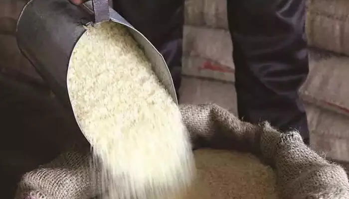 വെള്ളക്കാര്ഡുകാരുടെ വിഹിതം ഉയര്ത്തി; നവംബറില് അഞ്ചു കിലോ അരി വെള്ളക്കാര്ഡുകാരുടെ വിഹിതം ഉയര്ത്തി; നവംബറില് അഞ്ചു കിലോ അരി