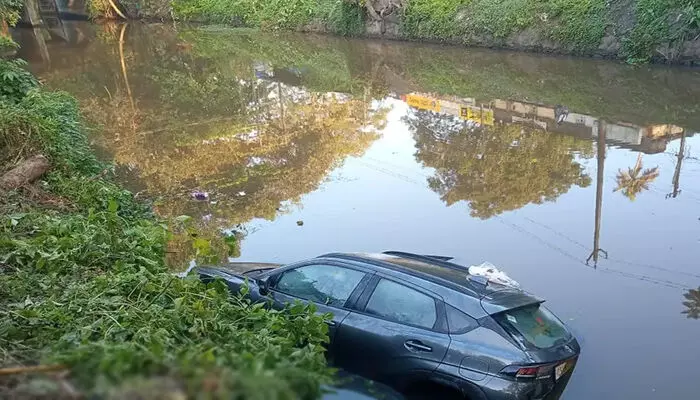 വൈക്കത്ത് കനാലിലേക്ക് കാര് മറിഞ്ഞ് ഒരാള് മരിച്ചു; മരിച്ചയാളെ തിരിച്ചറിഞ്ഞില്ല വൈക്കത്ത് കനാലിലേക്ക് കാര് മറിഞ്ഞ് ഒരാള് മരിച്ചു; മരിച്ചയാളെ തിരിച്ചറിഞ്ഞില്ല