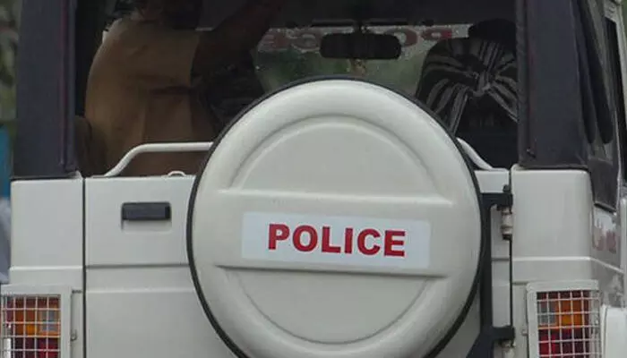 ഓട്ടം വിളിച്ച ശേഷം ഡ്രൈവറുടെ കണ്ണില് മുളകു പൊടിയെറിഞ്ഞ് കാര് തട്ടിയെടുത്തു;  മൂന്നംഗ സംഘത്തിനായി അന്വേഷണം ഊര്ജിതമാക്കി പോലിസ് ഓട്ടം വിളിച്ച ശേഷം ഡ്രൈവറുടെ കണ്ണില് മുളകു പൊടിയെറിഞ്ഞ് കാര് തട്ടിയെടുത്തു;  മൂന്നംഗ സംഘത്തിനായി അന്വേഷണം ഊര്ജിതമാക്കി പോലിസ്