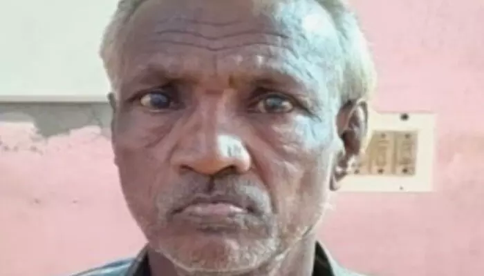 ചാക്കുകെട്ടുകൾ തിരികെയെടുക്കാൻ എത്തവേ അടിപൊട്ടി; ഹരിത കർമ സേനാംഗങ്ങളായ സ്ത്രീകളെ ആക്രമിച്ച കേസിൽ വയോധികനെ അറസ്റ്റ് ചെയ്ത് പോലീസ് ചാക്കുകെട്ടുകൾ തിരികെയെടുക്കാൻ എത്തവേ അടിപൊട്ടി; ഹരിത കർമ സേനാംഗങ്ങളായ സ്ത്രീകളെ ആക്രമിച്ച കേസിൽ വയോധികനെ അറസ്റ്റ് ചെയ്ത് പോലീസ്