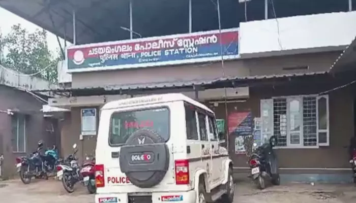വിചാരണയ്ക്ക് ഹാജരായ പോക്സോ കേസ് പ്രതി കോടതിയിൽ നിന്ന് ചാടിപ്പോയി; തിരച്ചിൽ ഊർജിതമാക്കി പോലീസ്; സംഭവം കൊട്ടാരക്കരയിൽ വിചാരണയ്ക്ക് ഹാജരായ പോക്സോ കേസ് പ്രതി കോടതിയിൽ നിന്ന് ചാടിപ്പോയി; തിരച്ചിൽ ഊർജിതമാക്കി പോലീസ്; സംഭവം കൊട്ടാരക്കരയിൽ