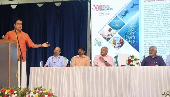 ഭരണഘടന തൊട്ട് സത്യം ചെയ്ത് അധികാരത്തിലേറിയവര് കപട ശാസ്ത്രത്തെയും അന്ധവിശ്വാസങ്ങളെയും പ്രോത്സാഹിപ്പിക്കുന്നു; ശാസ്ത്രം പിന്തള്ളപ്പെടുമ്പോള് രാജ്യം പിന്തള്ളപ്പെടും; സമകാലിക ഇന്ത്യന് സാഹചര്യത്തില് ശാസ്ത്രത്തെ പ്രോത്സാഹിപ്പിക്കണമെന്ന്  സ്പീക്കര് ഭരണഘടന തൊട്ട് സത്യം ചെയ്ത് അധികാരത്തിലേറിയവര് കപട ശാസ്ത്രത്തെയും അന്ധവിശ്വാസങ്ങളെയും പ്രോത്സാഹിപ്പിക്കുന്നു; ശാസ്ത്രം പിന്തള്ളപ്പെടുമ്പോള് രാജ്യം പിന്തള്ളപ്പെടും; സമകാലിക ഇന്ത്യന് സാഹചര്യത്തില് ശാസ്ത്രത്തെ പ്രോത്സാഹിപ്പിക്കണമെന്ന്  സ്പീക്കര്