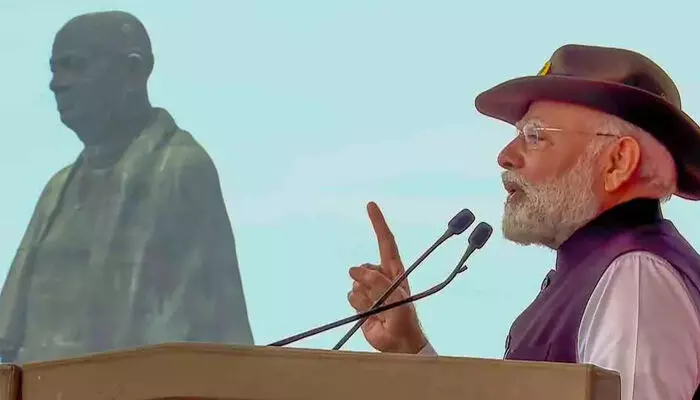 കശ്മീരിനെ മുഴുവനായും ഇന്ത്യയുമായി ഒന്നിപ്പിക്കാന് സര്ദാര് പട്ടേല് ആഗ്രഹിച്ചിരുന്നു; നെഹ്റു അനുവദിച്ചില്ല; കോണ്ഗ്രസിന്റെ തെറ്റുമൂലം രാജ്യം ദുരിതമനുഭവിച്ചു; ഇന്ന് ആരെങ്കിലും ഇന്ത്യയ്ക്ക് നേരെ കൈ ഉയര്ത്താന് ധൈര്യപ്പെട്ടാല് ആ മണ്ണില് കയറി തിരിച്ചടിക്കും; പാക്കിസ്ഥാന് ഇന്ത്യയുടെ ശക്തി നന്നായി അറിയാമെന്ന് നരേന്ദ്ര മോദി കശ്മീരിനെ മുഴുവനായും ഇന്ത്യയുമായി ഒന്നിപ്പിക്കാന് സര്ദാര് പട്ടേല് ആഗ്രഹിച്ചിരുന്നു; നെഹ്റു അനുവദിച്ചില്ല; കോണ്ഗ്രസിന്റെ തെറ്റുമൂലം രാജ്യം ദുരിതമനുഭവിച്ചു; ഇന്ന് ആരെങ്കിലും ഇന്ത്യയ്ക്ക് നേരെ കൈ ഉയര്ത്താന് ധൈര്യപ്പെട്ടാല് ആ മണ്ണില് കയറി തിരിച്ചടിക്കും; പാക്കിസ്ഥാന് ഇന്ത്യയുടെ ശക്തി നന്നായി അറിയാമെന്ന് നരേന്ദ്ര മോദി