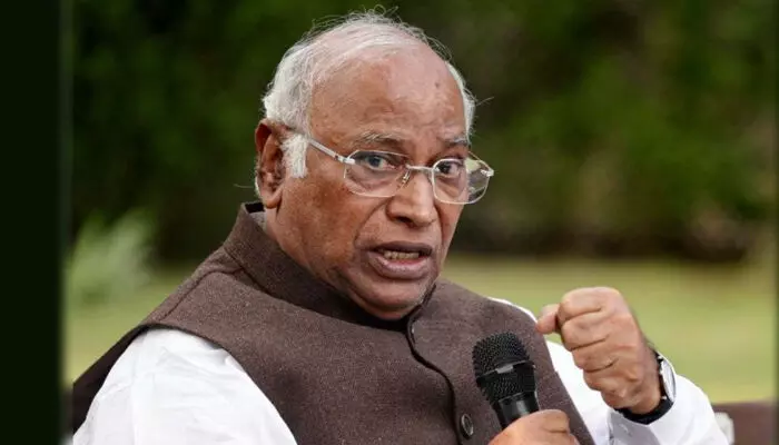 രാജ്യത്തെ എല്ലാ പ്രശ്നങ്ങള്ക്കും കാരണം ആര്എസ്എസും ബിജെപിയും; രാജ്യത്തെ വിഭജിക്കാന് ശ്രമിക്കുന്നവര് സര്ദാറിന്റെ ഓര്മ്മ രാഷ്ട്രീയ നേട്ടത്തിന് ഉപയോഗിക്കുന്നു; ആര്എസ്എസിനെ നിരോധിക്കണമെന്ന് മല്ലികാര്ജ്ജുന് ഖര്ഗെ രാജ്യത്തെ എല്ലാ പ്രശ്നങ്ങള്ക്കും കാരണം ആര്എസ്എസും ബിജെപിയും; രാജ്യത്തെ വിഭജിക്കാന് ശ്രമിക്കുന്നവര് സര്ദാറിന്റെ ഓര്മ്മ രാഷ്ട്രീയ നേട്ടത്തിന് ഉപയോഗിക്കുന്നു; ആര്എസ്എസിനെ നിരോധിക്കണമെന്ന് മല്ലികാര്ജ്ജുന് ഖര്ഗെ