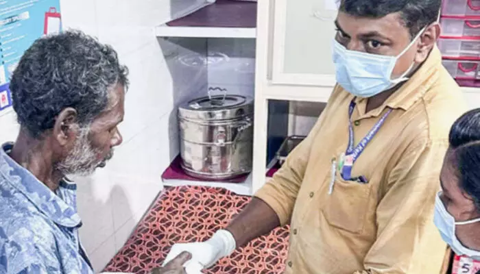 ചാടി വന്ന് കഴുത്തിൽ പിടിച്ചു; കൈ കടിച്ചുനുറുക്കി; വനത്തിൽ കയറിയ വയോധികന് നേരെ കരടിയുടെ ആക്രമണം; ഗുരുതര പരിക്ക്; രക്ഷപ്പെട്ടത് തലനാരിഴയ്ക്ക് ചാടി വന്ന് കഴുത്തിൽ പിടിച്ചു; കൈ കടിച്ചുനുറുക്കി; വനത്തിൽ കയറിയ വയോധികന് നേരെ കരടിയുടെ ആക്രമണം; ഗുരുതര പരിക്ക്; രക്ഷപ്പെട്ടത് തലനാരിഴയ്ക്ക്