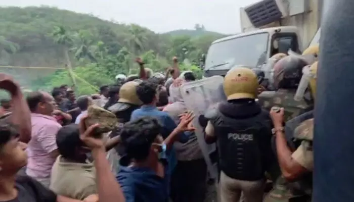 താമരശ്ശേരി ഫ്രഷ് കട്ട് പ്ലാന്റ് തുറക്കുകയാണെങ്കില് സമരം തുടങ്ങുമെന്ന് പ്രദേശവാസികള്; ജനരോഷം കണക്കിലെടുത്ത് പ്രദേശത്ത് നിരോധനാജ്ഞ പ്രഖ്യാപിച്ച് പൊലീസ് താമരശ്ശേരി ഫ്രഷ് കട്ട് പ്ലാന്റ് തുറക്കുകയാണെങ്കില് സമരം തുടങ്ങുമെന്ന് പ്രദേശവാസികള്; ജനരോഷം കണക്കിലെടുത്ത് പ്രദേശത്ത് നിരോധനാജ്ഞ പ്രഖ്യാപിച്ച് പൊലീസ്
