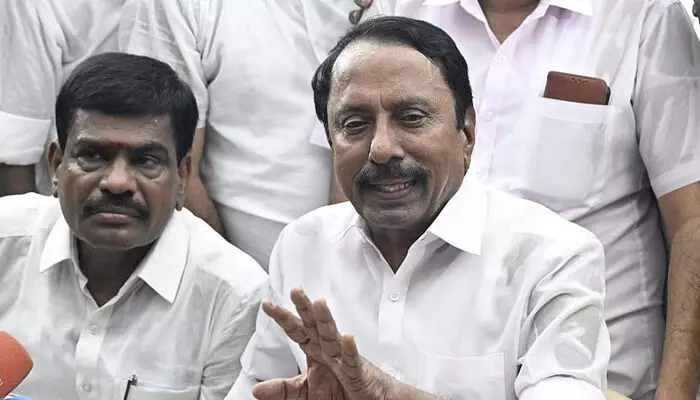 പനീര്സെല്വവുമായും ദിനകരനുമായും കൂടിക്കാഴ്ച നടത്തി; പിന്നാലെ കെ.എ. സെങ്കോട്ടയ്യനെ എഐഎഡിഎംകെയില് നിന്ന് പുറത്താക്കി പനീര്സെല്വവുമായും ദിനകരനുമായും കൂടിക്കാഴ്ച നടത്തി; പിന്നാലെ കെ.എ. സെങ്കോട്ടയ്യനെ എഐഎഡിഎംകെയില് നിന്ന് പുറത്താക്കി