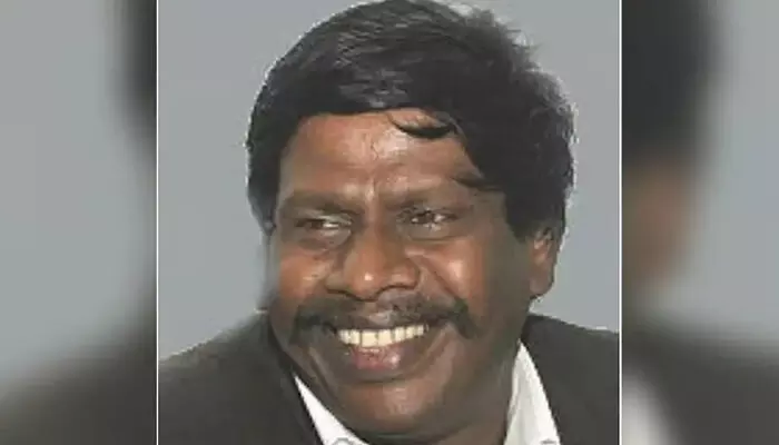 ഭര്ത്താവ് മരിച്ച യുവതിയുടെ സ്വത്ത് തര്ക്കത്തില് ഇടപെട്ടു;  കുട്ടികളില്ലാത്ത സമയത്ത് വീട്ടിലെത്തി വഴങ്ങാന് നിര്ബന്ധിച്ചു; അശ്ലീല സന്ദേശം അയച്ചു; യുവതിയുടെ പരാതിയില് പ്രൊഫസര് അറസ്റ്റില് ഭര്ത്താവ് മരിച്ച യുവതിയുടെ സ്വത്ത് തര്ക്കത്തില് ഇടപെട്ടു;  കുട്ടികളില്ലാത്ത സമയത്ത് വീട്ടിലെത്തി വഴങ്ങാന് നിര്ബന്ധിച്ചു; അശ്ലീല സന്ദേശം അയച്ചു; യുവതിയുടെ പരാതിയില് പ്രൊഫസര് അറസ്റ്റില്