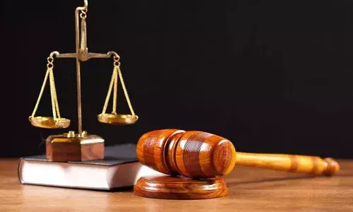 വസ്തു പോക്കു വരവ് ചെയ്യാന്‍ മദ്യവും പണവും കൈക്കൂലിയായി വാങ്ങി; ഡെപ്യൂട്ടി തഹസീല്‍ദാര്‍ക്ക് ഏഴുവര്‍ഷം കഠിനതടവും മുക്കാല്‍ ലക്ഷം രൂപ പിഴയും