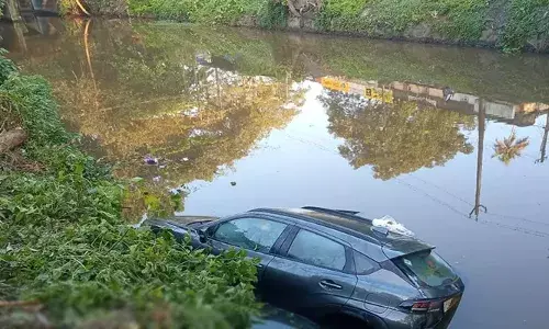 വൈക്കത്ത് കനാലിലേക്ക് കാര്‍ മറിഞ്ഞ് ഒരാള്‍ മരിച്ചു; മരിച്ചയാളെ തിരിച്ചറിഞ്ഞില്ല