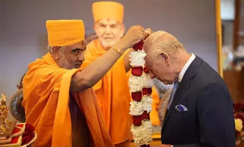 ലണ്ടനിലെ ഹിന്ദു ക്ഷേത്രം സന്ദര്‍ശിച്ച് ചാള്‍സ് രാജാവും ഭാര്യ കാമിലയും; കാവിയണിഞ്ഞ പുരോഹിതര്‍ പുഷ്പഹാരം ചാര്‍ത്തി സ്വീകരിച്ചു