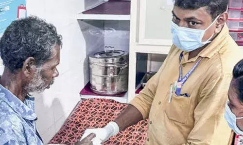 ചാടി വന്ന് കഴുത്തിൽ പിടിച്ചു; കൈ കടിച്ചുനുറുക്കി; വനത്തിൽ കയറിയ വയോധികന് നേരെ കരടിയുടെ ആക്രമണം; ഗുരുതര പരിക്ക്; രക്ഷപ്പെട്ടത് തലനാരിഴയ്ക്ക്