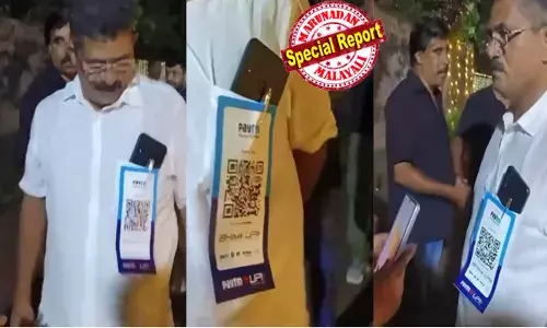 നെഞ്ചില്‍ ക്യൂ.ആര്‍. കോഡ് പിന്‍ ചെയ്ത് വധുവിന്റെ പിതാവ്; വിവാഹത്തിന് അതിഥികളില്‍ നിന്ന് പണം വാങ്ങുന്നുവെന്ന തരത്തില്‍ സോഷ്യല്‍ മീഡിയയില്‍ പ്രചാരണം; പേടിഎമ്മിന്റെ ഔദ്യോഗിക പേജില്‍ പോലും വീഡിയോ; ആലുവ സ്വദേശി വല്ലാതെ വിഷമത്തില്‍; യഥാര്‍ഥത്തില്‍ സംഭവിച്ചത് ഇങ്ങനെ