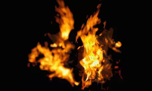 സ്വത്തുതര്‍ക്കത്തിന് പിന്നാലെ ഭാര്യയെ കൊലപ്പെടുത്താന്‍ ശ്രമം;  ജനല്‍ ചില്ല് തകര്‍ത്ത് പെട്രോള്‍ ഒഴിച്ച് തീ കൊളുത്തി; ഭര്‍ത്താവിന് പൊള്ളലേറ്റു