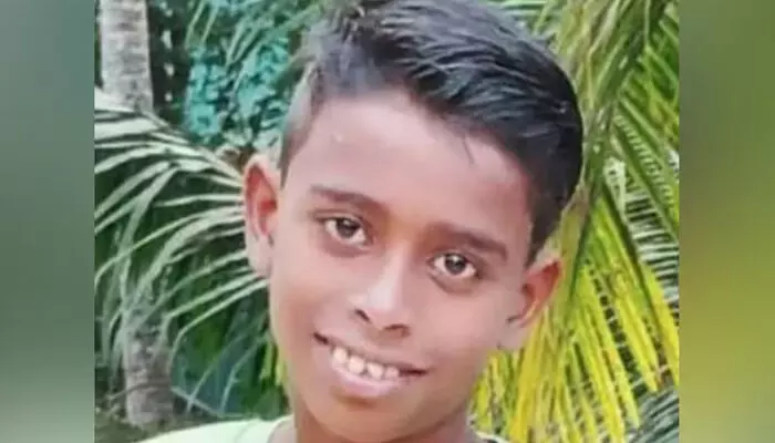 സുഹൃത്തുമൊത്ത് കുളിക്കുന്നതിനിടെ ശക്തമായ തിരയില്പ്പെട്ടു; അടിമലത്തുറയില് ആറാം ക്ലാസ് വിദ്യാര്ത്ഥിയെ കടലില് കാണാതായി സുഹൃത്തുമൊത്ത് കുളിക്കുന്നതിനിടെ ശക്തമായ തിരയില്പ്പെട്ടു; അടിമലത്തുറയില് ആറാം ക്ലാസ് വിദ്യാര്ത്ഥിയെ കടലില് കാണാതായി