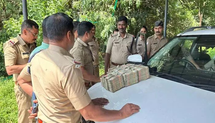 പുത്തന് കാറില് രഹസ്യ അറയുണ്ടാക്കി 80 ലക്ഷത്തിന്റെ കുഴല്പ്പണം കടത്താന് ശ്രമം; മൂന്ന് യുവാക്കള്ക്കെതിരെ കേസ് പുത്തന് കാറില് രഹസ്യ അറയുണ്ടാക്കി 80 ലക്ഷത്തിന്റെ കുഴല്പ്പണം കടത്താന് ശ്രമം; മൂന്ന് യുവാക്കള്ക്കെതിരെ കേസ്