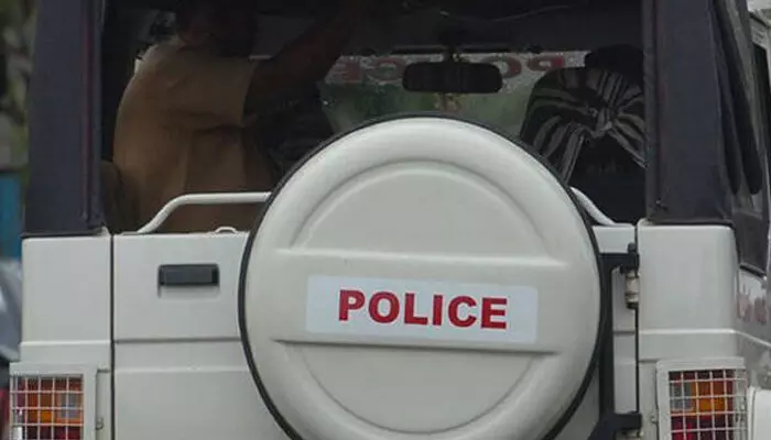 പോക്സോ കേസ് പ്രതി കോടതിമുറിയില്നിന്ന് ഇറങ്ങി ഓടി; തിരഞ്ഞ് പോലിസ് പോക്സോ കേസ് പ്രതി കോടതിമുറിയില്നിന്ന് ഇറങ്ങി ഓടി; തിരഞ്ഞ് പോലിസ്